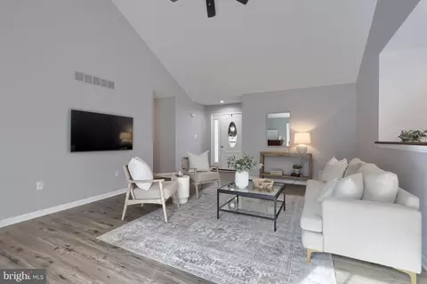 Entry Way - 4910 Green Tree Rd, Reading, PA 19606 photo 2 of 6
