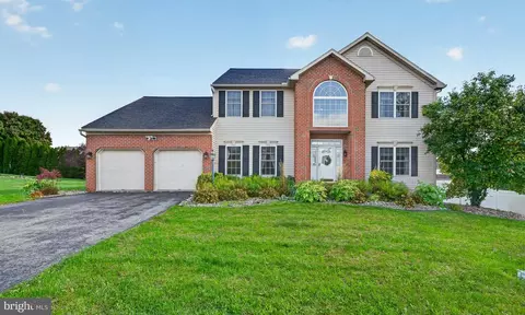 226 Loyalsock Dr, Douglassville, PA 19518