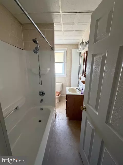 Bath - 1548 Moss St, Reading, PA 19604 photo 2 of 2