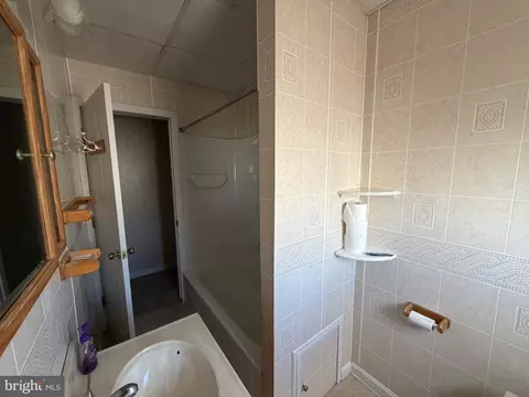 Bath - 1548 Moss St, Reading, PA 19604 photo 1 of 2