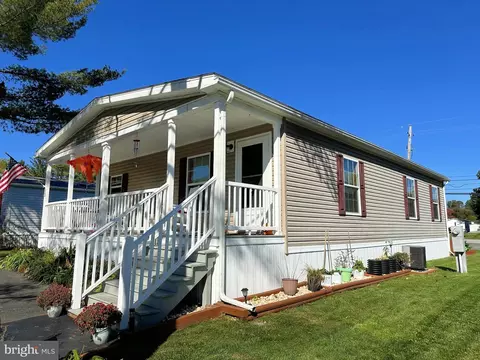 13 Standish Ln, Hereford, PA 18056