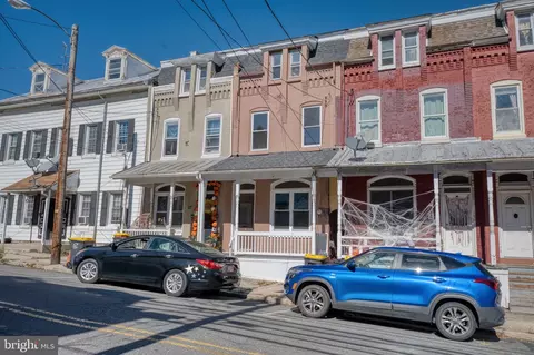 19 E High St, Womelsdorf, PA 19567