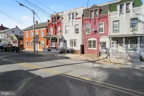 225 W High St, Womelsdorf, PA 19567