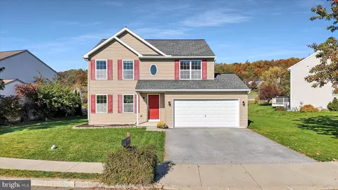 8 Highcroft Dr, Morgantown, PA 19543