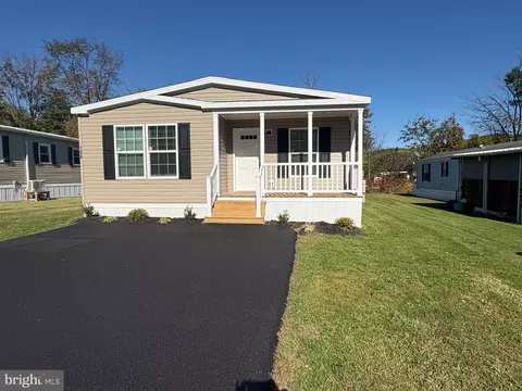 106 Southwick Dr, Hereford, PA 18056