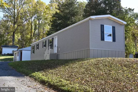 702 N Ironstone Dr, Boyertown, PA 19512