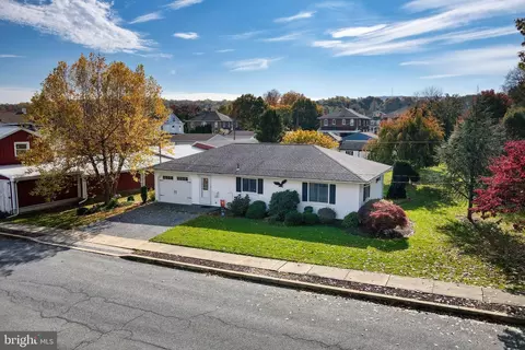 110 E Barkley St, Topton, PA 19562