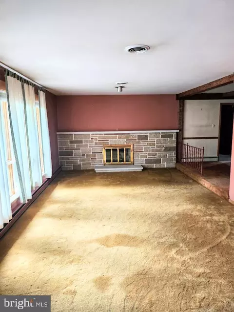 Living - 817 New St, Roaring Spring, PA 16673 photo 2 of 3