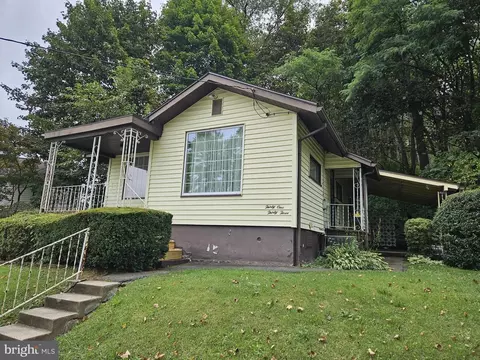 3133 Oak Crescent Ln, Altoona, PA 16601