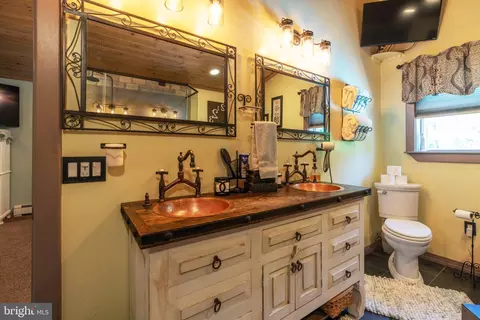Bath - 1002 Maple Ln, Tyrone, PA 16686 photo 4 of 9