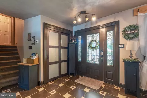 Entry Way - 1002 Maple Ln, Tyrone, PA 16686 photo 4 of 12