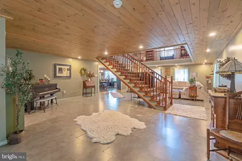 Entry Way - 1002 Maple Ln, Tyrone, PA 16686 photo 3 of 12