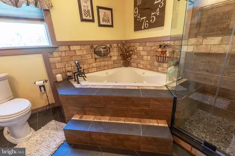 Bath - 1002 Maple Ln, Tyrone, PA 16686 photo 8 of 9