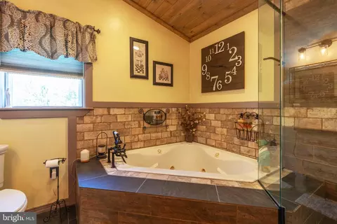 Bath - 1002 Maple Ln, Tyrone, PA 16686 photo 5 of 9