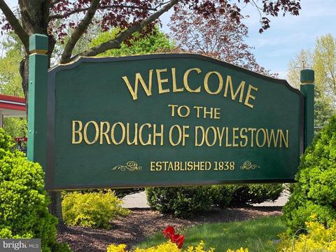 18 Pearl Dr, Doylestown, PA 18901