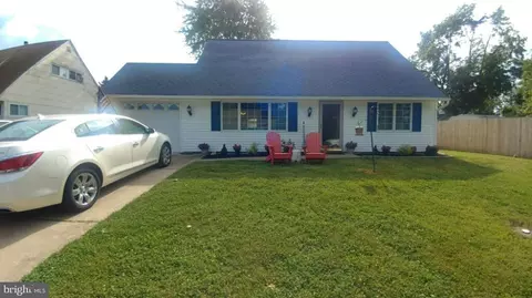 8 Kraft Ln, Levittown, PA 19055