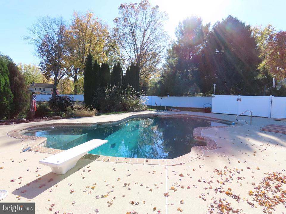  7 Wooden Bridge Ct, Holland, PA 18966 photo 2