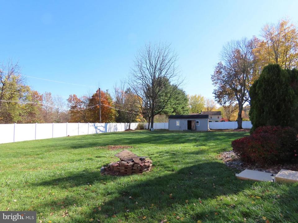 7 Wooden Bridge Ct, Holland, PA 18966 photo 3