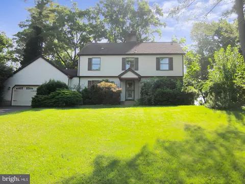 36 Delaware Rim Dr, Yardley, PA 19067