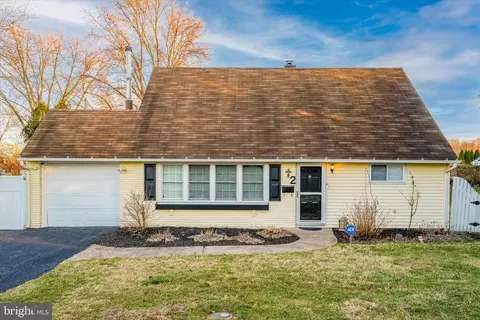 2 Umber Rd, Levittown, PA 19056