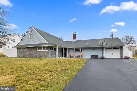 14 Rust Hill Rd, Levittown, PA 19056
