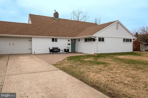24 Spinythorn Rd, Levittown, PA 19056