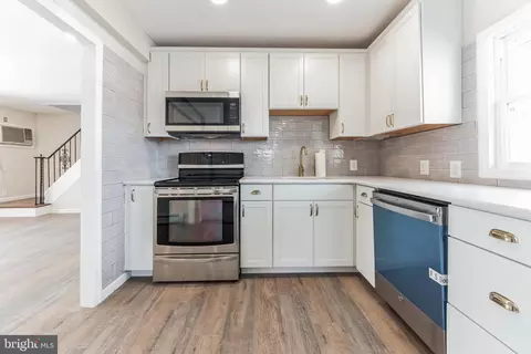 47 River Ln, Levittown, PA 19055