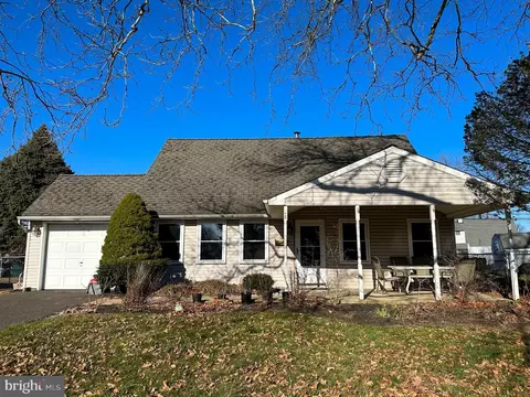 28 Quakeroak Rd, Levittown, PA 19057