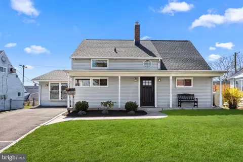 51 Robin Hill Ln, Levittown, PA 19055