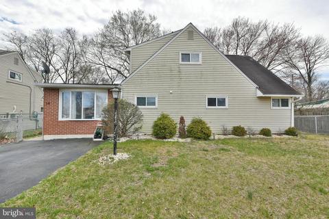 16 Nightingale Ln, Levittown, PA 19054