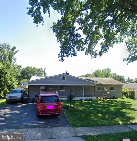 48 Twin Leaf Ln, Levittown, PA 19054
