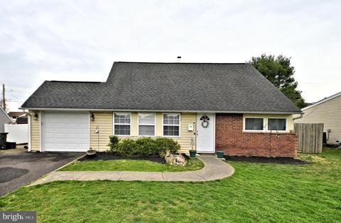 18 Victoria Ln, Levittown, PA 19054