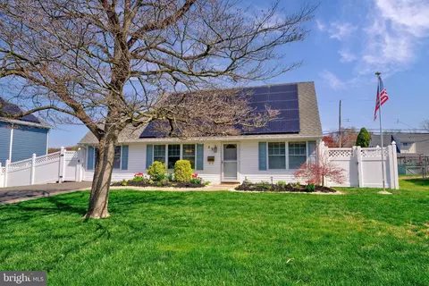 42 Quail Rd, Levittown, PA 19057