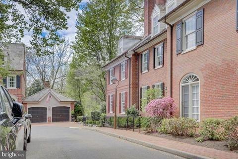 8 Barclay Ct, Newtown, PA 18940