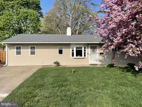 16 Orchid Ln, Levittown, PA 19055