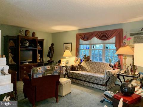 101 Farmbrook Dr, Levittown, PA 19055 photo 12