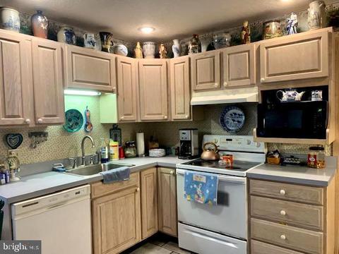 101 Farmbrook Dr, Levittown, PA 19055 photo 9