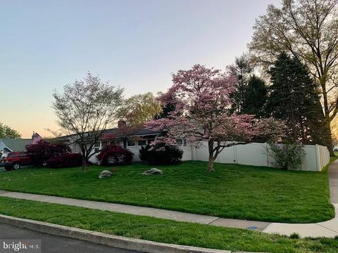 101 Farmbrook Dr, Levittown, PA 19055 photo 3