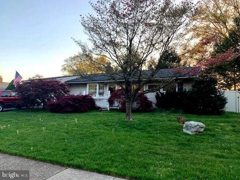 101 Farmbrook Dr, Levittown, PA 19055