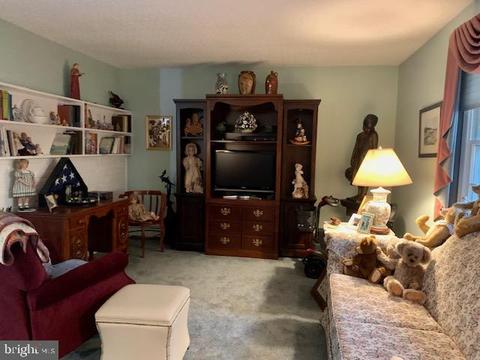 101 Farmbrook Dr, Levittown, PA 19055 photo 11