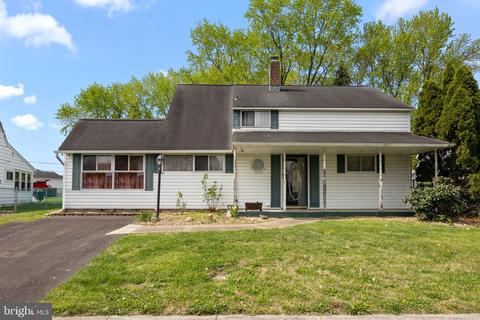 8 Ice Pond Rd, Levittown, PA 19057