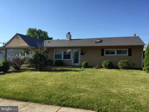17 Tanglewood Ln, Levittown, PA 19054