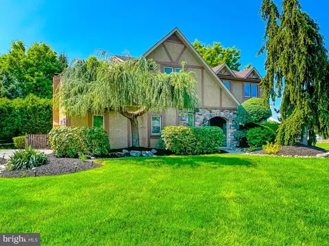 7 Jericho Rd, Holland, PA 18966