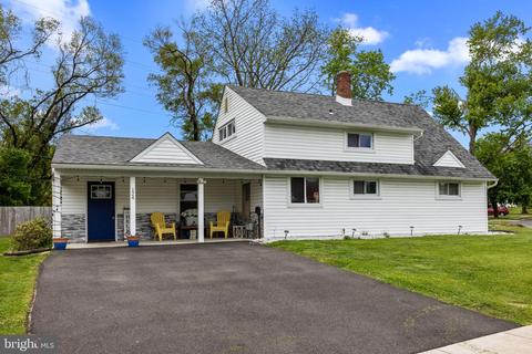 124 Red Cedar Dr, Levittown, PA 19055