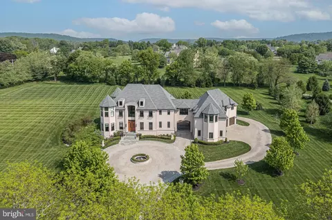 1 Vintage Farm Ln, Newtown, PA 18940