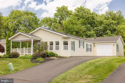 574 Bent Pine Cir, New Hope, PA 18938