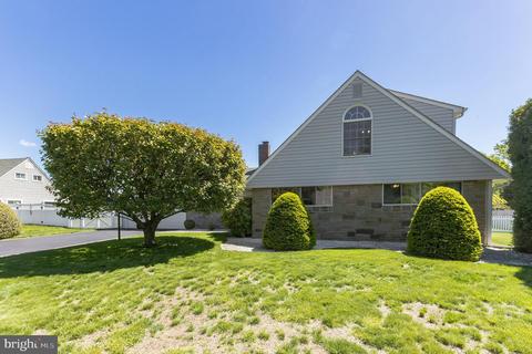 14 Red Berry Rd, Levittown, PA 19056