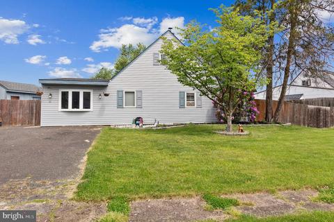 25 Ring Ln, Levittown, PA 19055