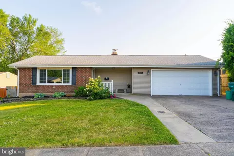 57 Mistletoe Ln, Levittown, PA 19054
