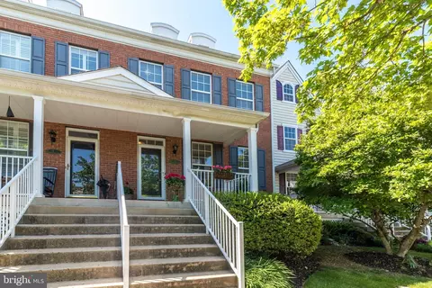 8 Woodbridge Dr, Doylestown, PA 18901